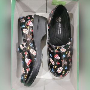 Easy Works By Easy Street Women's Festive Skulls Patent Clogs Size 9 .no box top